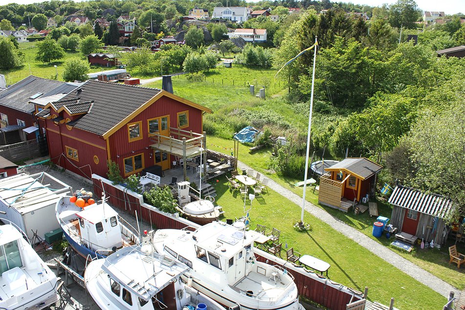 Boendet och trädgården vid varvet.