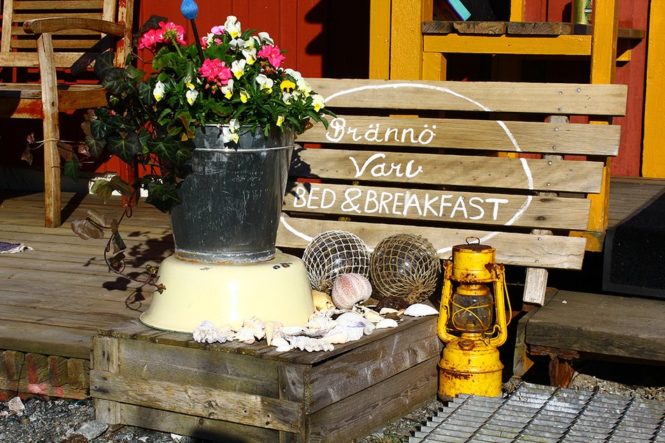 Välkomstskylt för Brännö Varvs Bed & Breakfast.