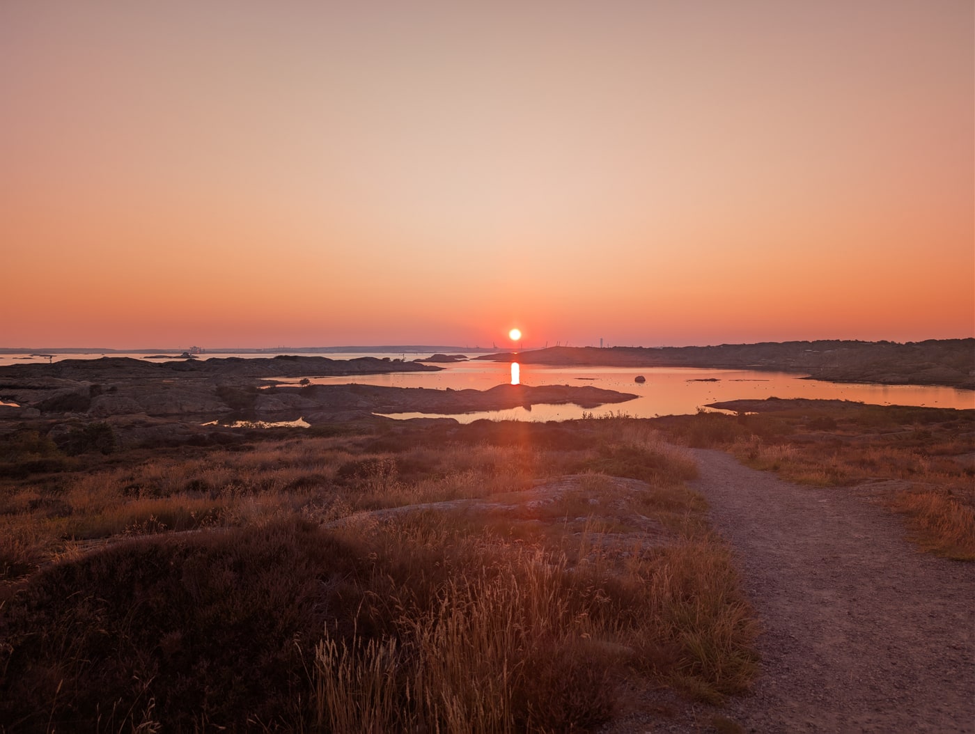 Galterö sett från Galterövägen i solnedgång.