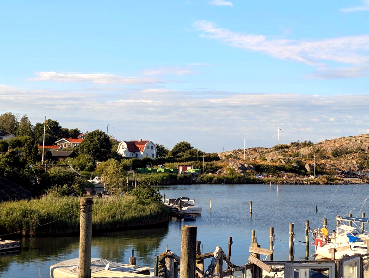 Stilla vatten och kaj vid Brännö Varv.