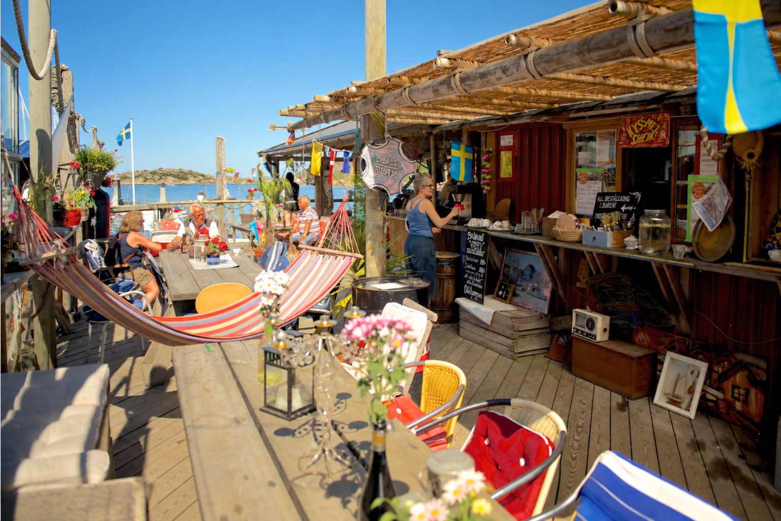 Uteserveringen på Brännö Varv med hängmatta, bar och havet bakom.